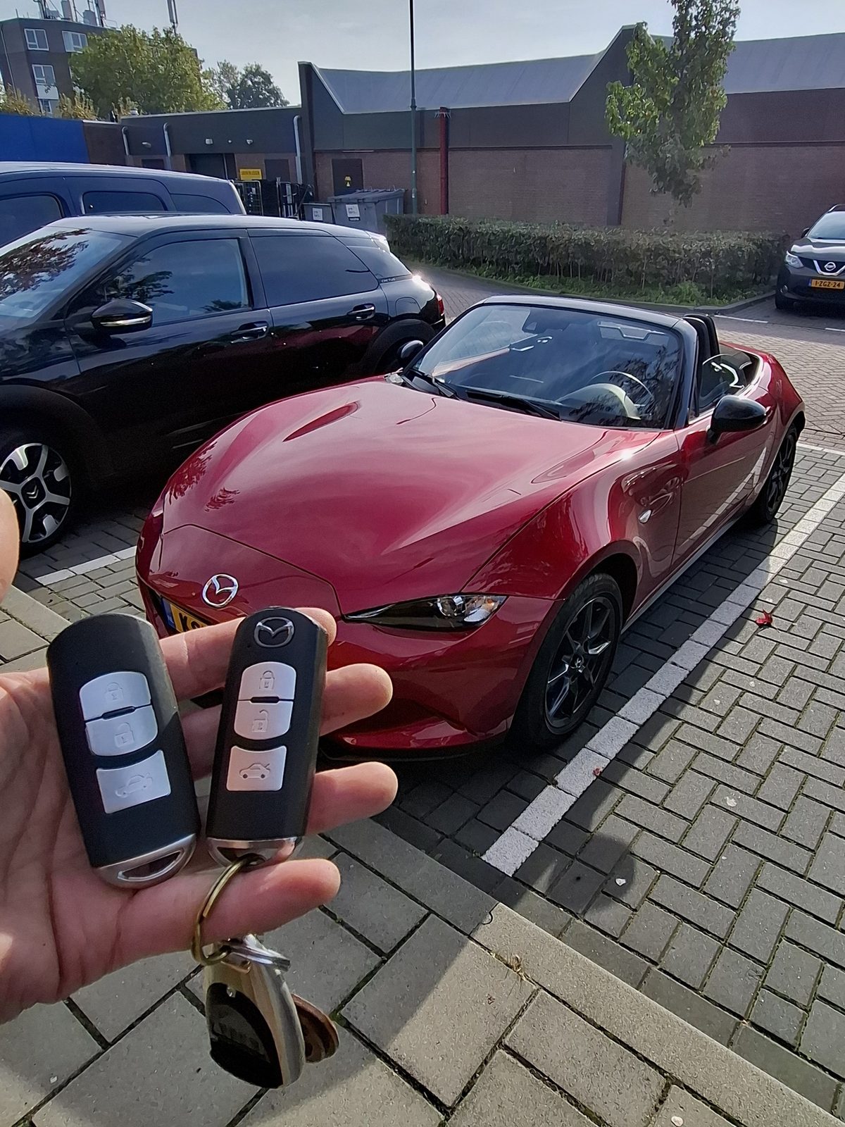 Autosleutel met de bijbehorende auto