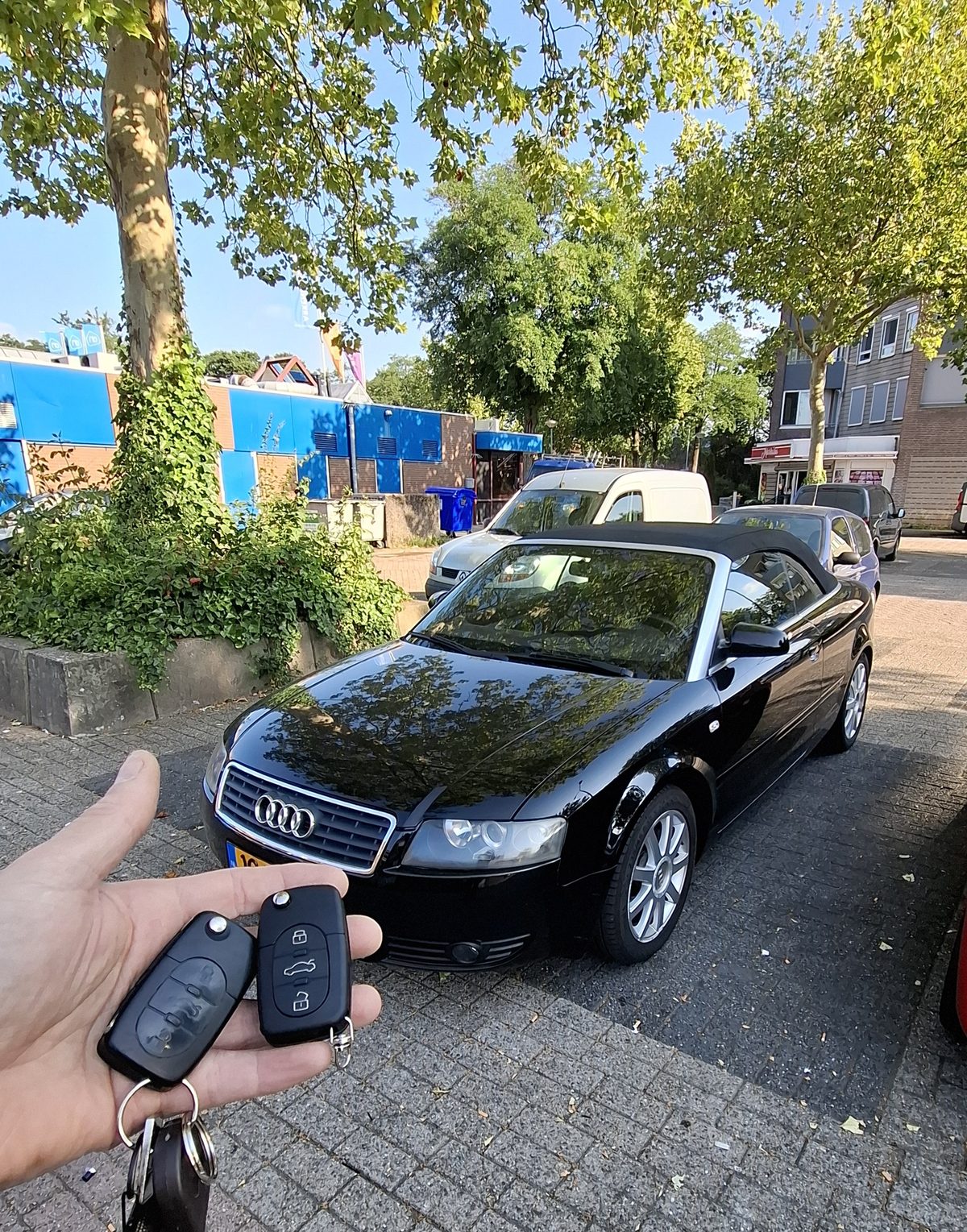 Autosleutel met de bijbehorende auto