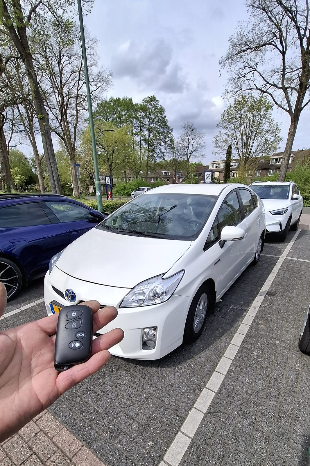 Autosleutel met de bijbehorende auto