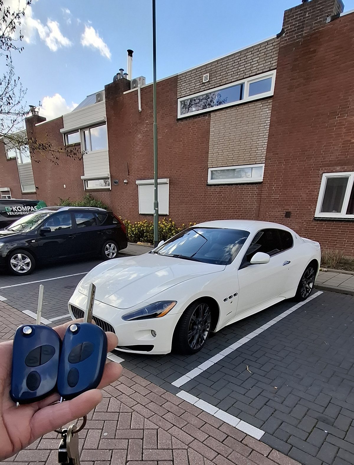 Autosleutel met de bijbehorende auto