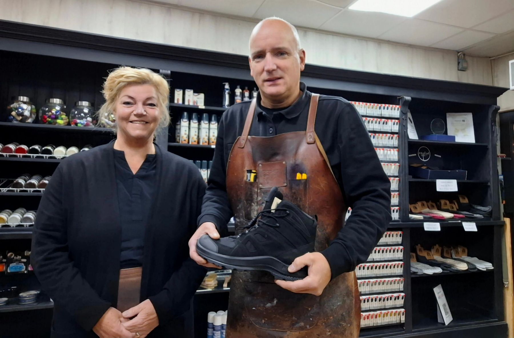 Dennis met leren werkschort en een gerepareerde wandelschoen