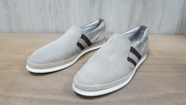 Grijze suède schoenen na de reiniging