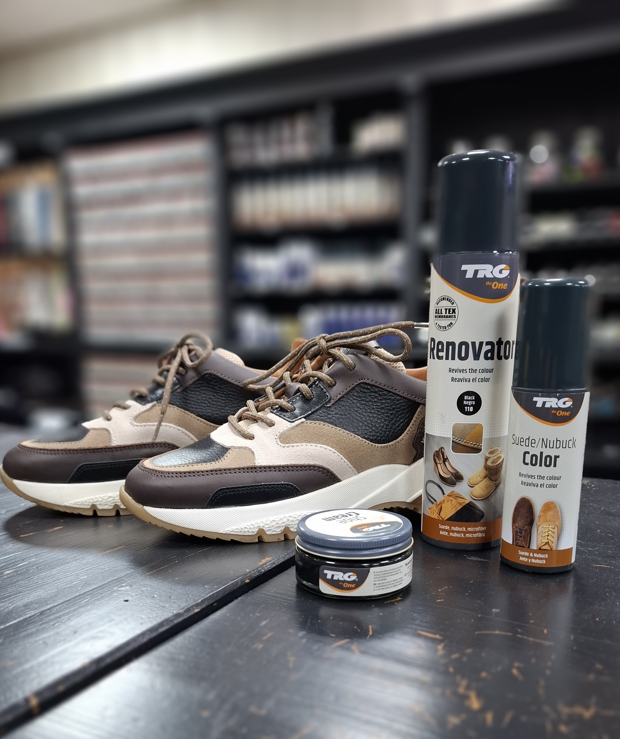 Sneakers met schoenonderhoudsproducten