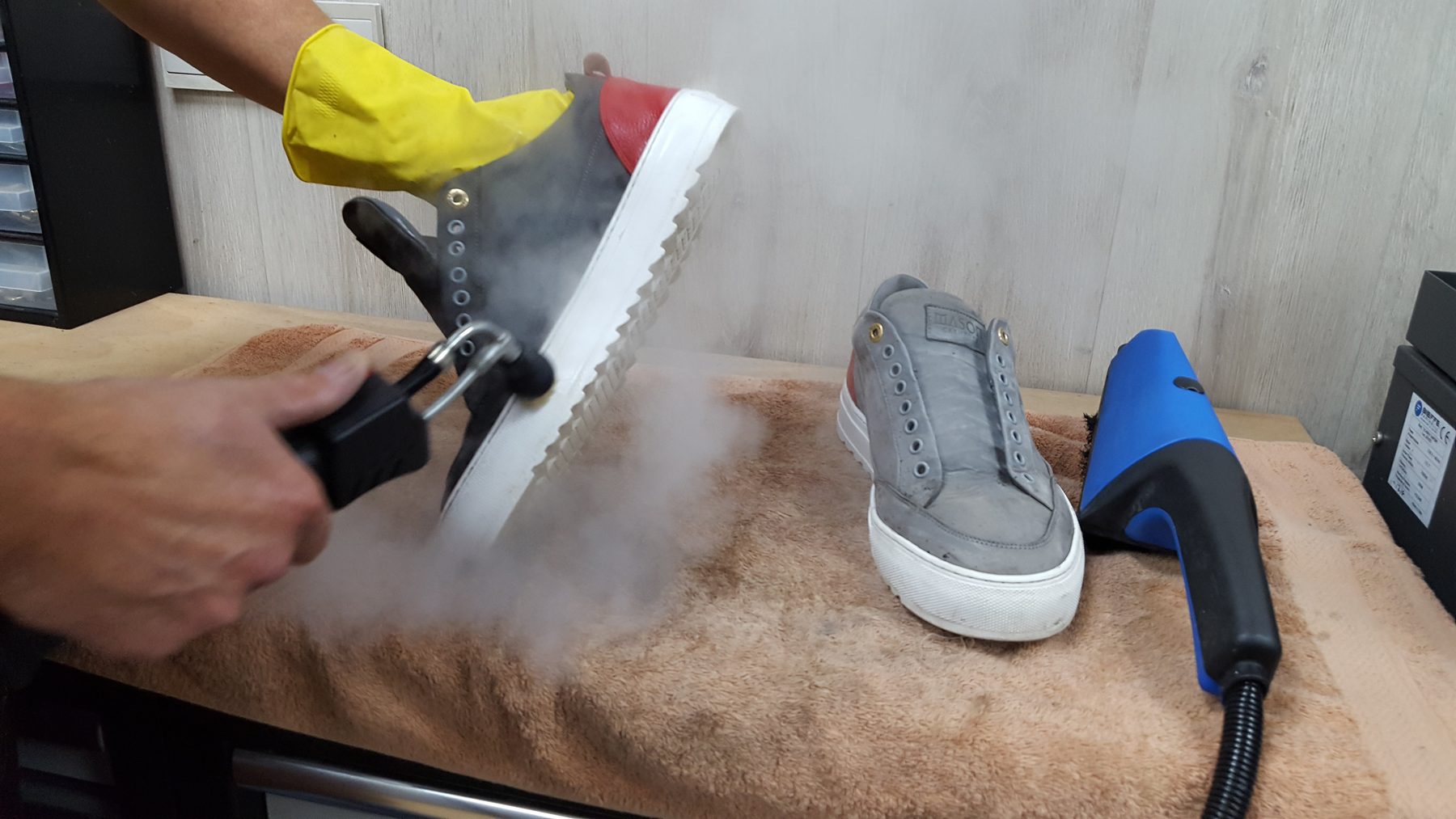 Sneaker wordt met een stoomreiniger schoongemaakt